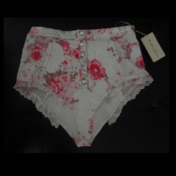 NWT FOR LOVE & LEMONS "MILLS" SHORT SHORTS - Picture 2 of 4